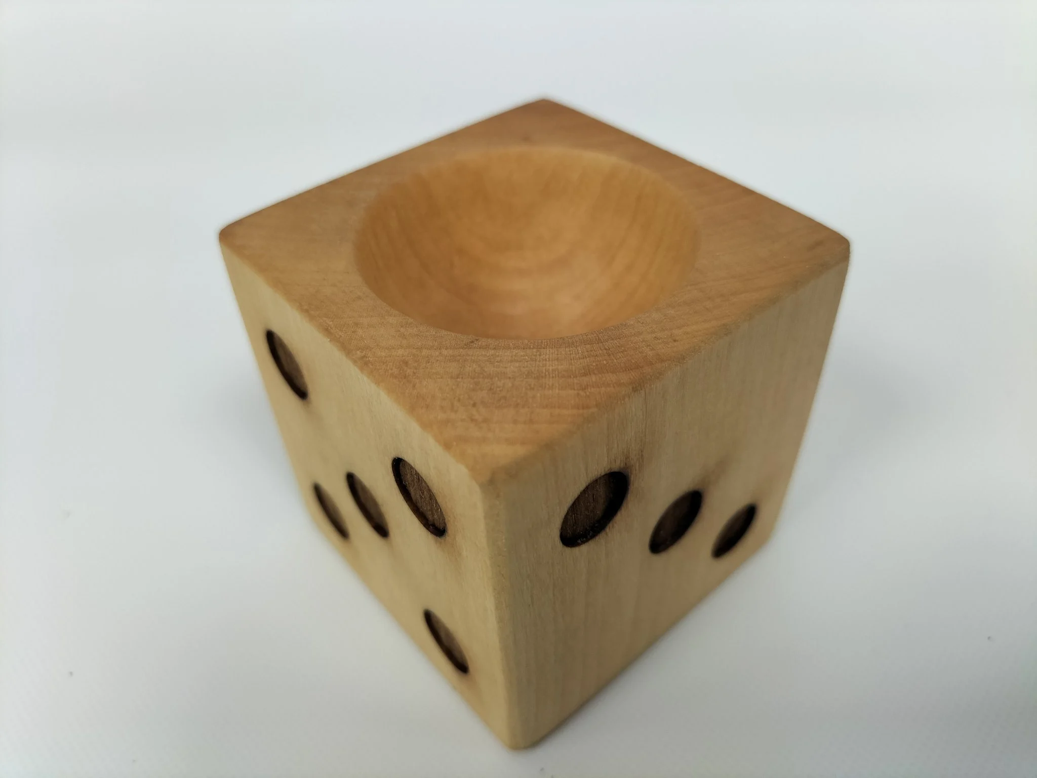 Coquetier « dé » en bois persillé, faces 4 et 6 points — ANOZERLAB