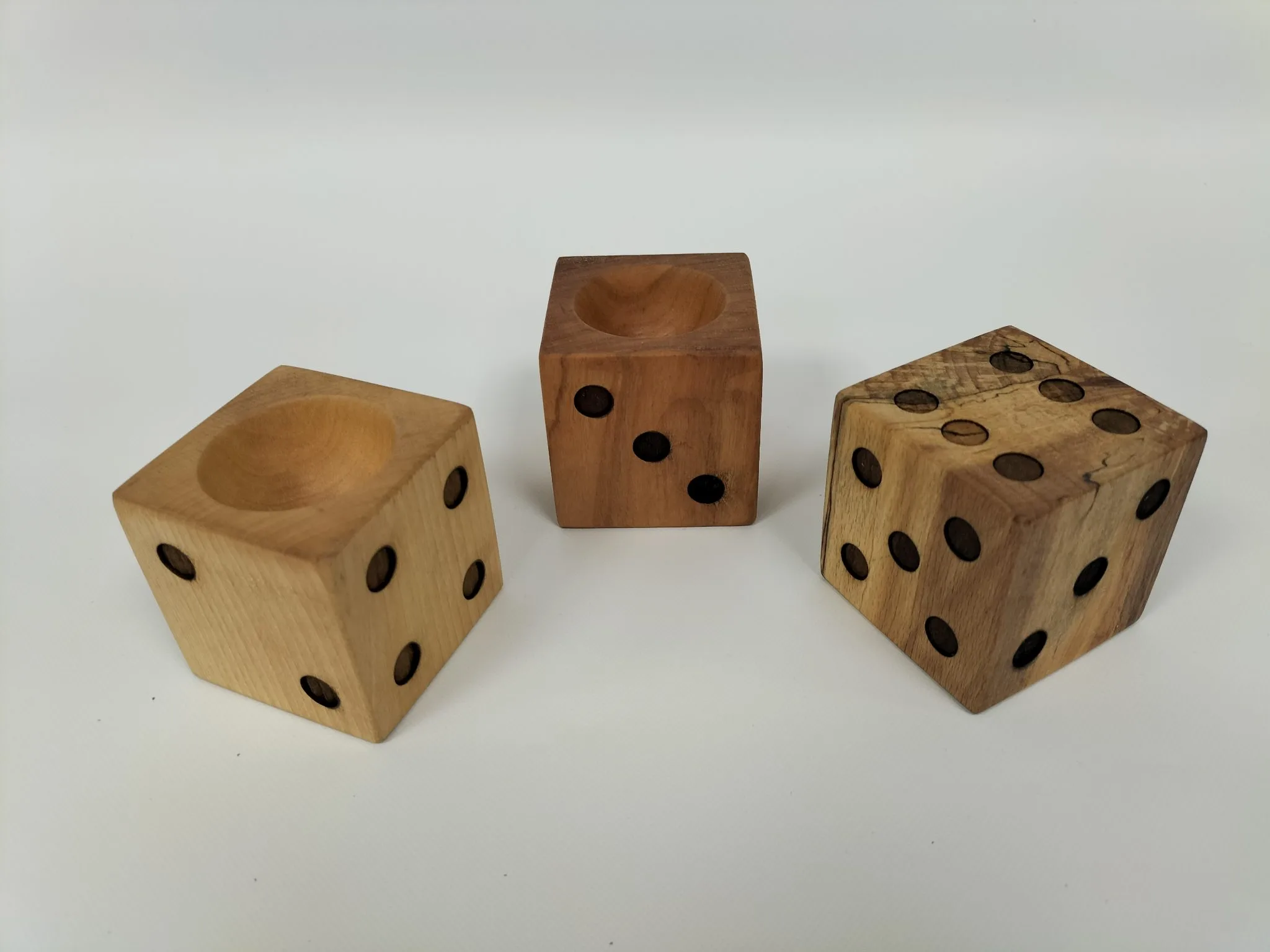 Coquetiers « dés » en bois massif — fablab ANOZERLAB